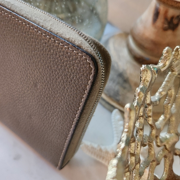 Celine Wallet in EUC...look at that crispy yellow interior! Gorgeous! $1,200 new - Picture 9 of 16